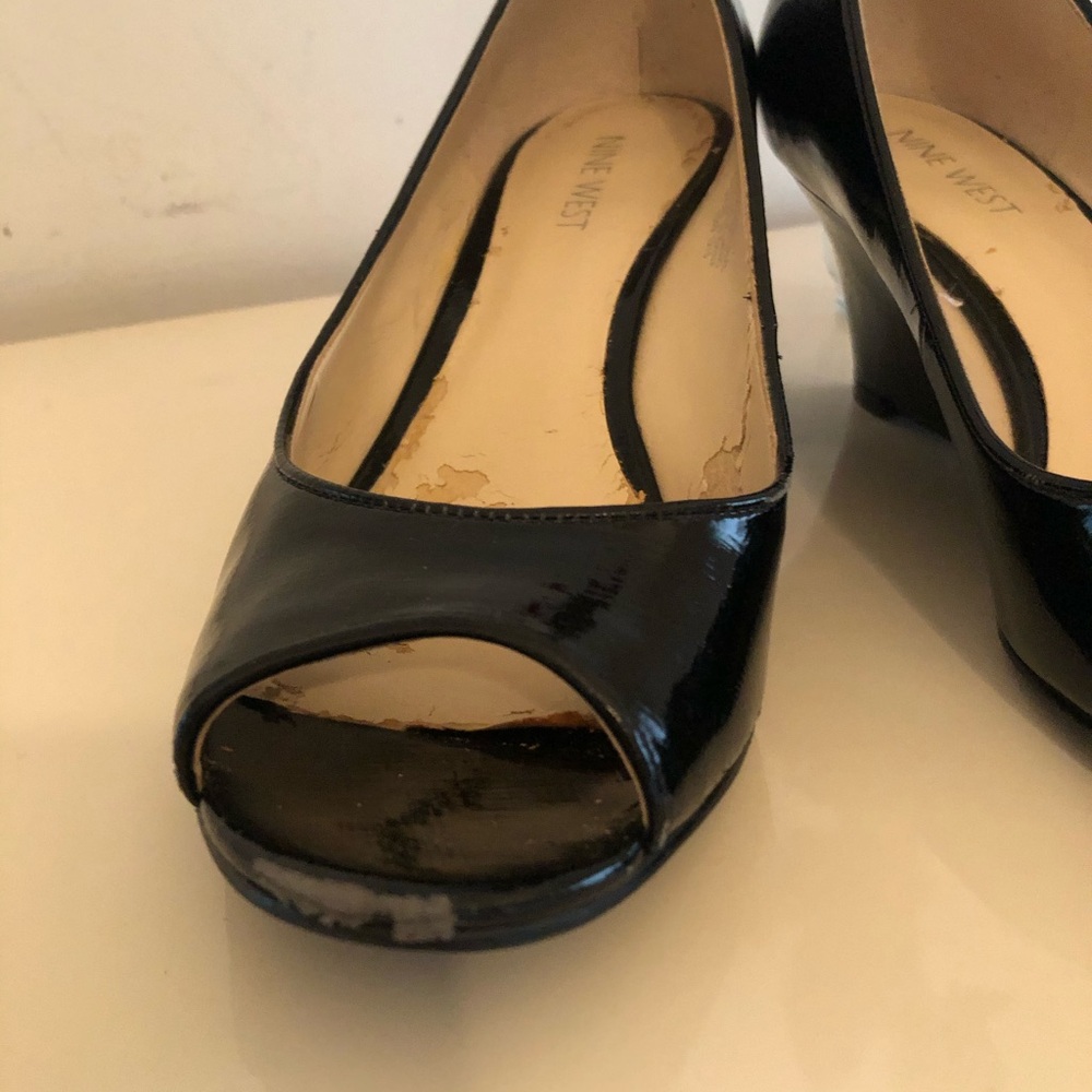 Nine West Black Patent Peep Toe Wedge Pumps - Size 8.5 - Picture 3 of 13